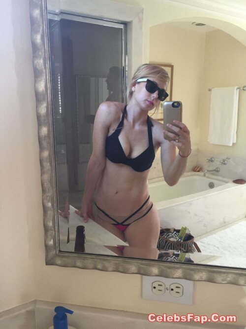 Iliza Schelsinger nude leaks 001