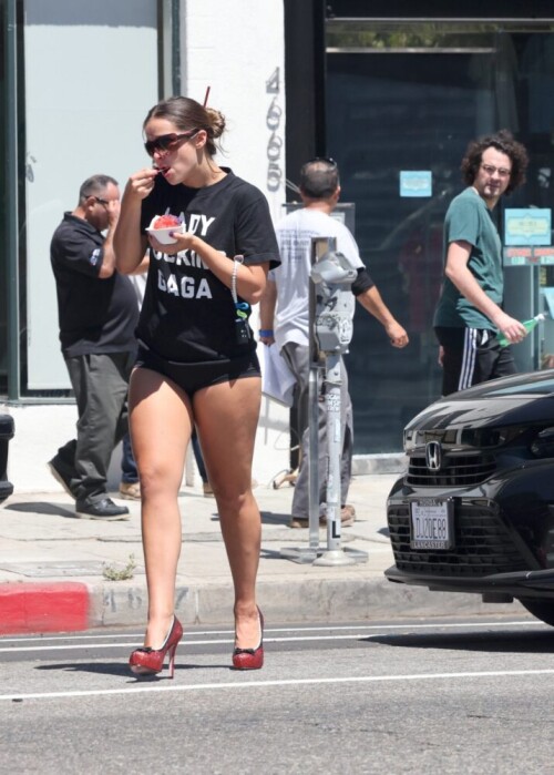 addison-rae-booty-legs-skimpy-tight-shorts-la-018-715x1000.jpeg