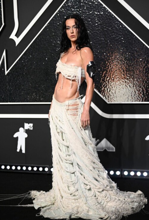 Katy Perry flaunts her toned body in a skimpy, racy outfit at the MTV VMAs, her braless look causing a stir and showing off her sexy side 