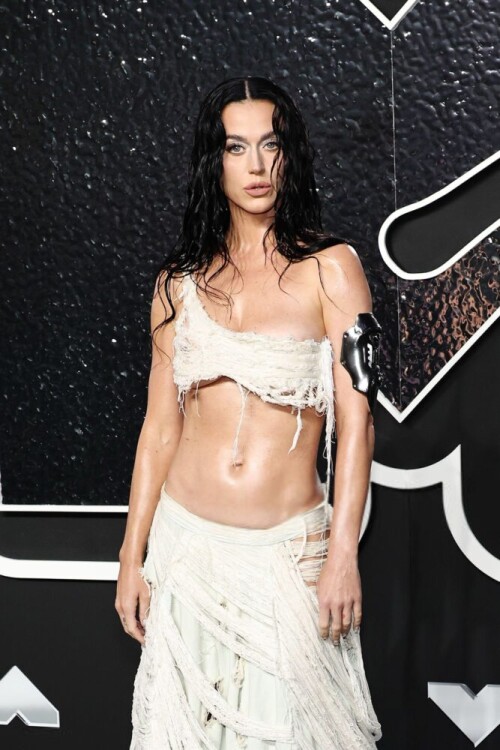 Katy Perry flaunts her toned body in a skimpy, racy outfit at the MTV VMAs, her braless look causing a stir and showing off her sexy side 