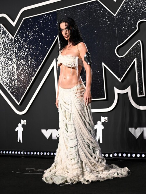 Katy Perry flaunts her toned body in a skimpy, racy outfit at the MTV VMAs, her braless look causing a stir and showing off her sexy side 