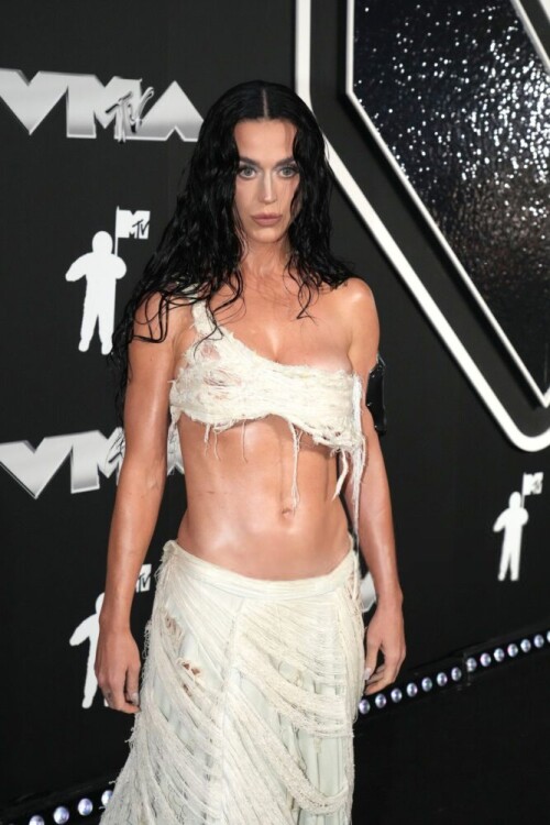 Katy Perry flaunts her toned body in a skimpy, racy outfit at the MTV VMAs, her braless look causing a stir and showing off her sexy side 