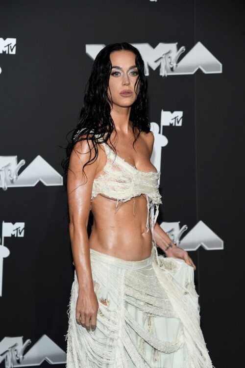 Katy Perry flaunts her toned body in a skimpy, racy outfit at the MTV VMAs, her braless look causing a stir and showing off her sexy side 